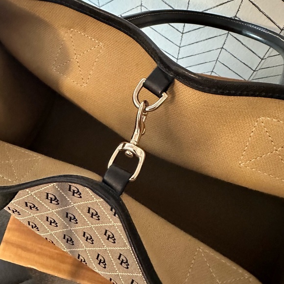💝 Dooney & Bourke Gorgeous Bag. Beautiful monogram in brand new condition 💝 - Picture 6 of 7